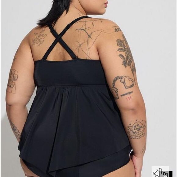 Torrid Wireless V-Neck Tankini top 🖤 - Picture 3 of 8